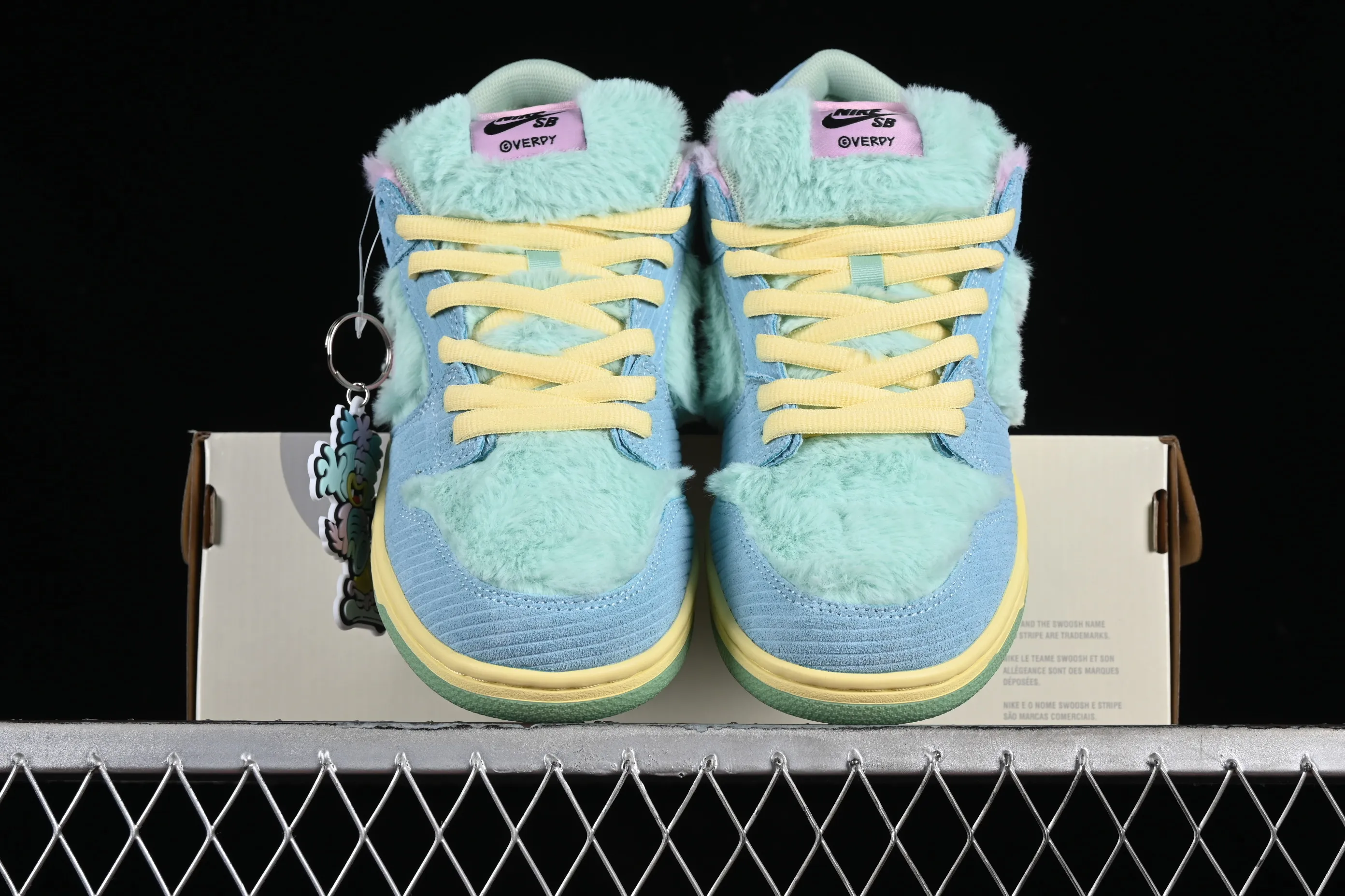 All Categories Nk SB Dunk Series Nk SB Dunk Low Low-top sneakers C version Verdy x Nk SB Dunk Low "Visty" joint model SB low-top casual sneakers FN6040-400